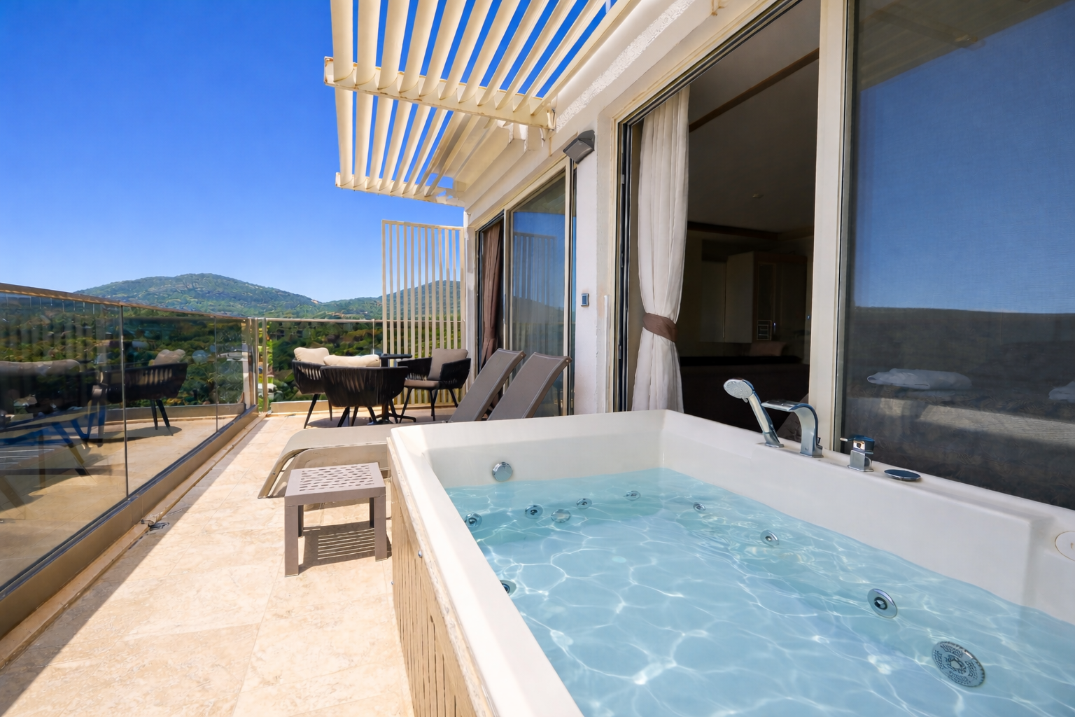 Deluxe Jakuzili Oda – Jakuzi ve balkon